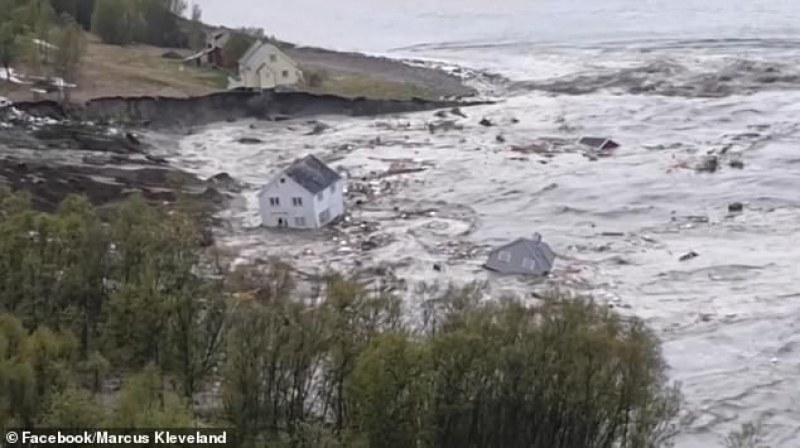 Видео показа как огромно свлачище отнесе 8 къщи в морето