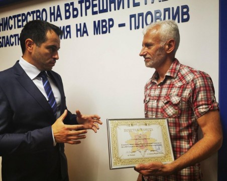 56-годишният Иван Женков с почетна грамота  от пловдивската полиция