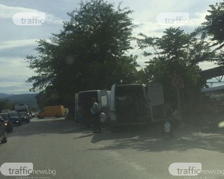 Хаос на борсата край Първенец! Десетки румънски роми щурмуваха тържището