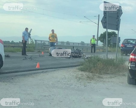 Моторист е блъснат на Карловско шосе, движението е блокирано