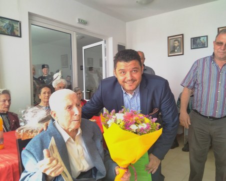 Юбилейни медали за двама ветерани от община 