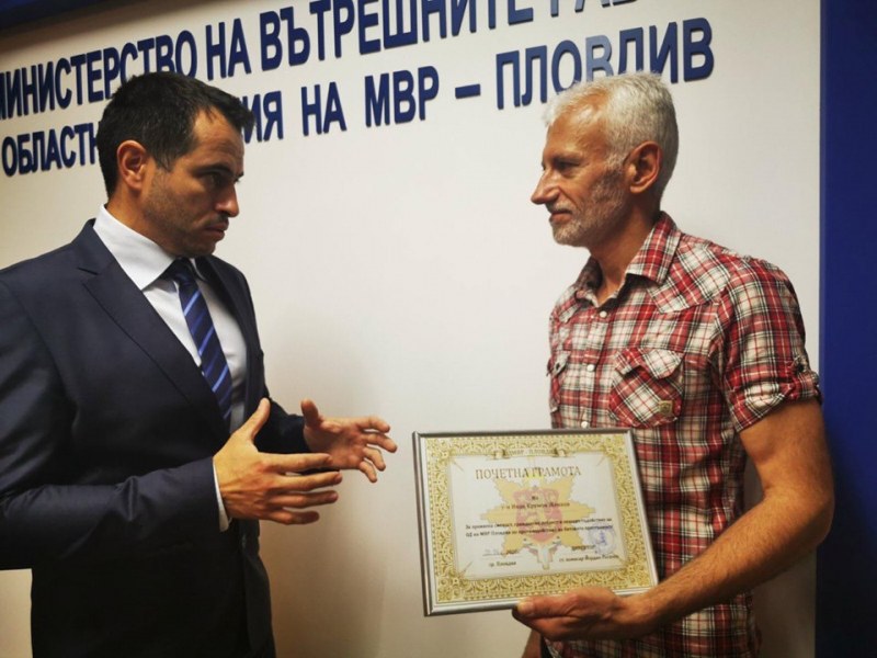 56-годишният Иван Женков с почетна грамота  от пловдивската полиция