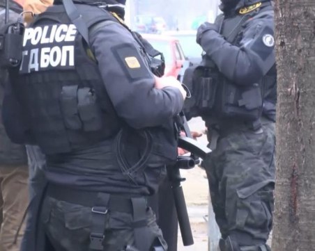 Акцията на ГДБОП е за наркотици и оръжия, един е задържан