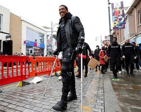 Антъни Джошуа на протест с патерици - сериозна ли е травмата му?