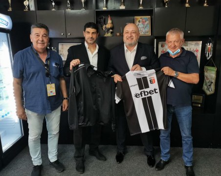 Крушарски подари черно-бял екип на спортния министър