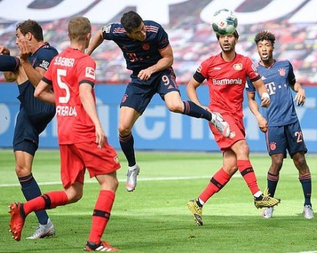 Левандовски подобри рекорд при 9-а поредна победа на Байерн