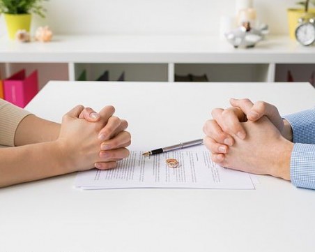 Мъж взел майка си на медения месец - най-странните поводи за развод