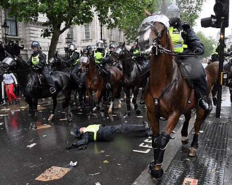 Полицай е ранен при масови протести в Лондон