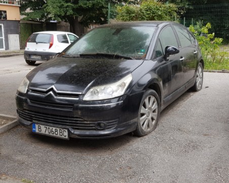 Кола все още е 