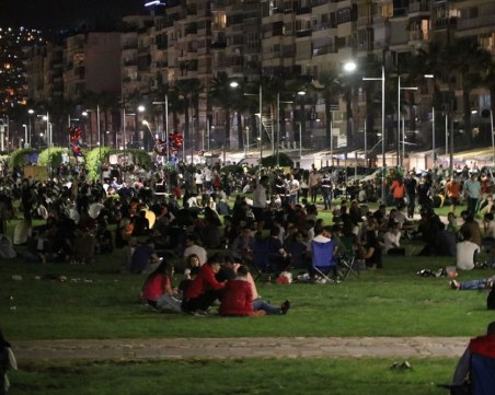 Стотици души напълниха плажната ивица на Измир, забравиха за мерките