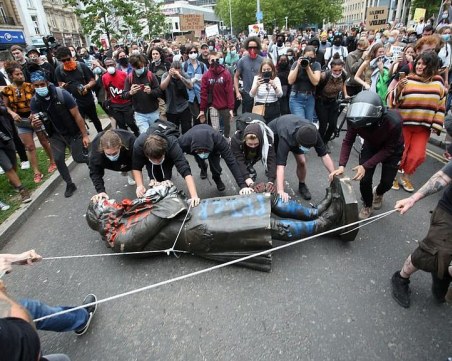 В Бристол бутнаха статуя на търговец на роби, който е и построил редица болници и училища