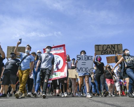 Кола се вряза в протестиращи в Минеаполис! Шофьорът започна да стреля