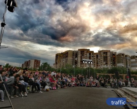 Мария Сапунджиева, Ненчо Илчев и Кирил Ефремов играят театър в четири пловдивски парка