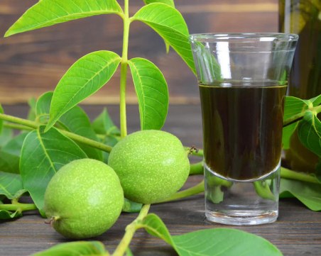 Орехи и ракия - естествен лек за щитовидната жлеза, ускоряващ метаболизма