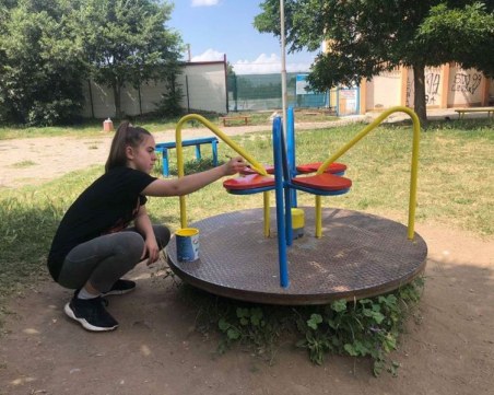 Парк се озари в цветовете на трибагреника под четката на 14-годишната Ирина от Асеновград