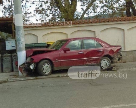 Пияна до козирката шофьорка се заби в стълб! Дрегерът отчел 4,7 промила алкохол