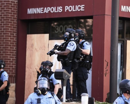 Премахват полицейското управление в Минеаполис, разпускат полицаите
