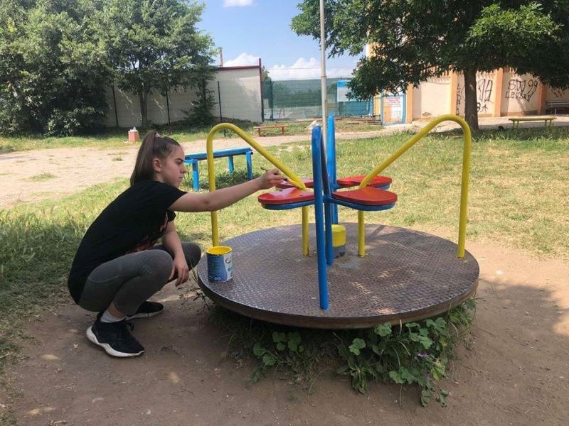 Парк се озари в цветовете на трибагреника под четката на 14-годишната Ирина от Асеновград