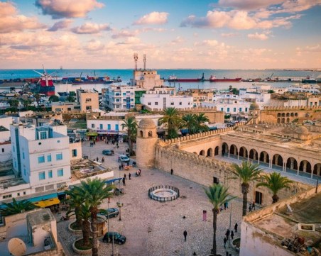 Тунис отваря границите си за туристи този месец