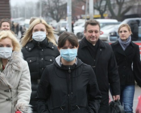 Страхът от заразяване с COVID-19 сред българите все повече намалява