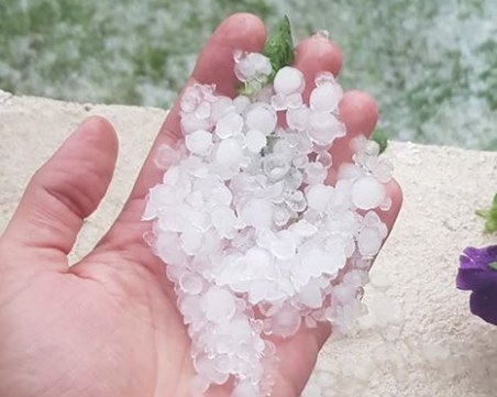 Градушка удари Казанлък, улици под вода