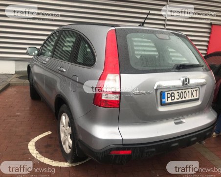 Наглост! Пловдивчанин окупира инвалидно място, след като извърши куп нарушения