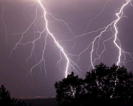 Петък пак с дъжд и гръмотевици! Остава студено за сезона