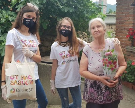 Роза и пакет с хранителни продукти за самотноживеещи жени в Карлово