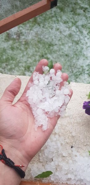 Градушка удари Казанлък, улици под вода