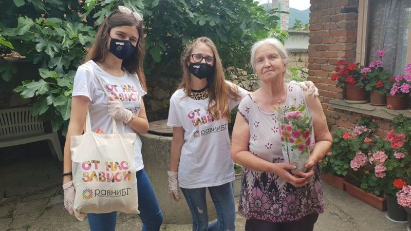 Роза и пакет с хранителни продукти за самотноживеещи жени в Карлово