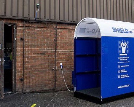 Пускат феновете в Премиър лийг през революционни дезинфекциозни тунели