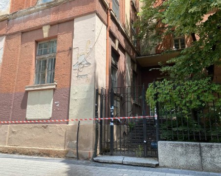 Руши се фасадата на бившата централа на Булгартабак
