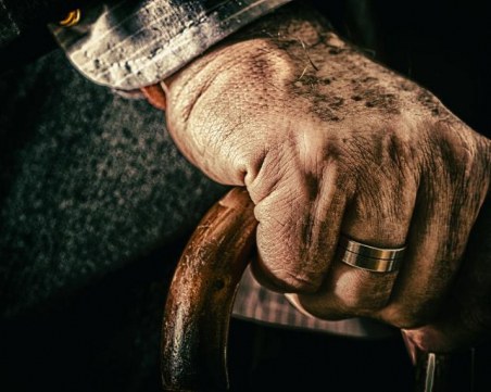 Затвор за брат и сестра, пребили и обрали до последната стотинка пенсионер