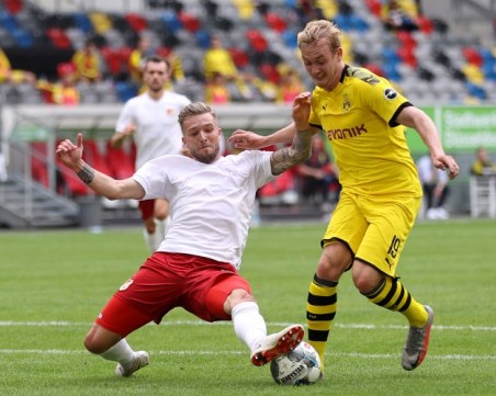 Борусия Д отложи купона на Байерн с измъчена победа