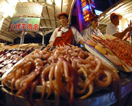 Страх от втора вълна в Китай – затвориха 11 района в Пекин след 45 заразени с COVID-19