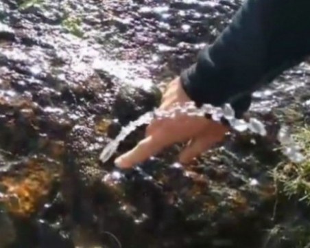 Чудо - вода бликна от скала в Рила