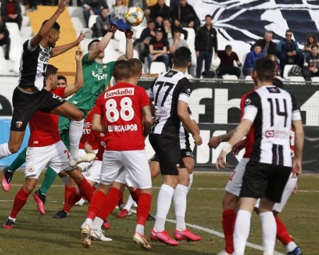 Локо изпусна ЦСКА на Армията, доигра мача с 10 човека