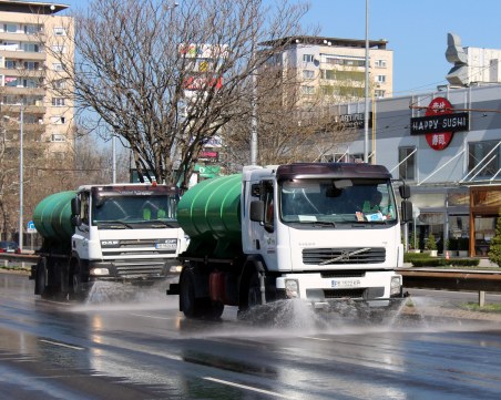 Мият улиците в Пловдив, дезинфекцират автобусни спирки