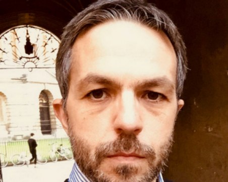 Наш епидемолог в Оксфорд: Вирусът не е отслабнал