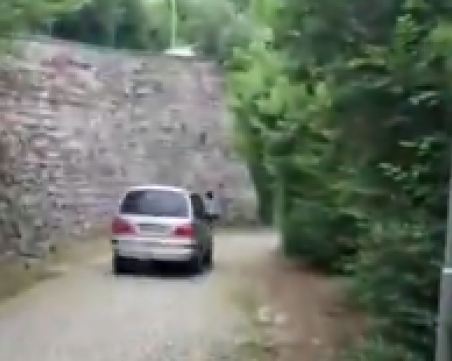 Наглост! Габровци се юрнаха към върха на пловдивско тепе ... с автомобил