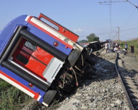 Влак връхлетя автобус, поне 10 души пострадаха