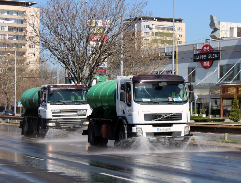 Мият улиците в Пловдив, дезинфекцират автобусни спирки