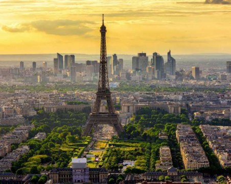 Франция отваря границите си, посреща 