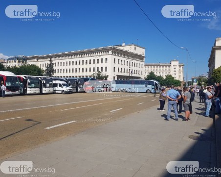 Гидове и превозвачи на национален протест: Спасете българския туризъм!