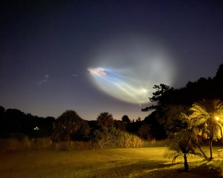 Главозамайващи форми в небето, заснеха изстрелването на над 60 спътника