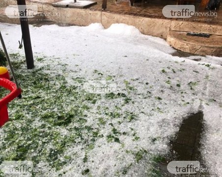 Градушка колкото орех падна край Пловдив, улиците - под вода