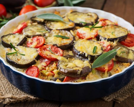 Гръцка мусака: Летен лесен обяд с домати и тиквички - сочен и вкусен!