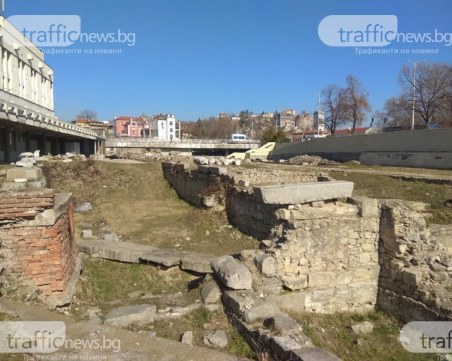 Издигат южните и източните пропилеи на пл. 