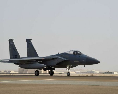 Изтребител се разби край Англия, издирват оцелели