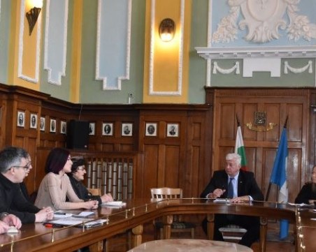 Парадокс: Общинските експерти в Пловдив с по-малко пари след вдигането на заплатите им